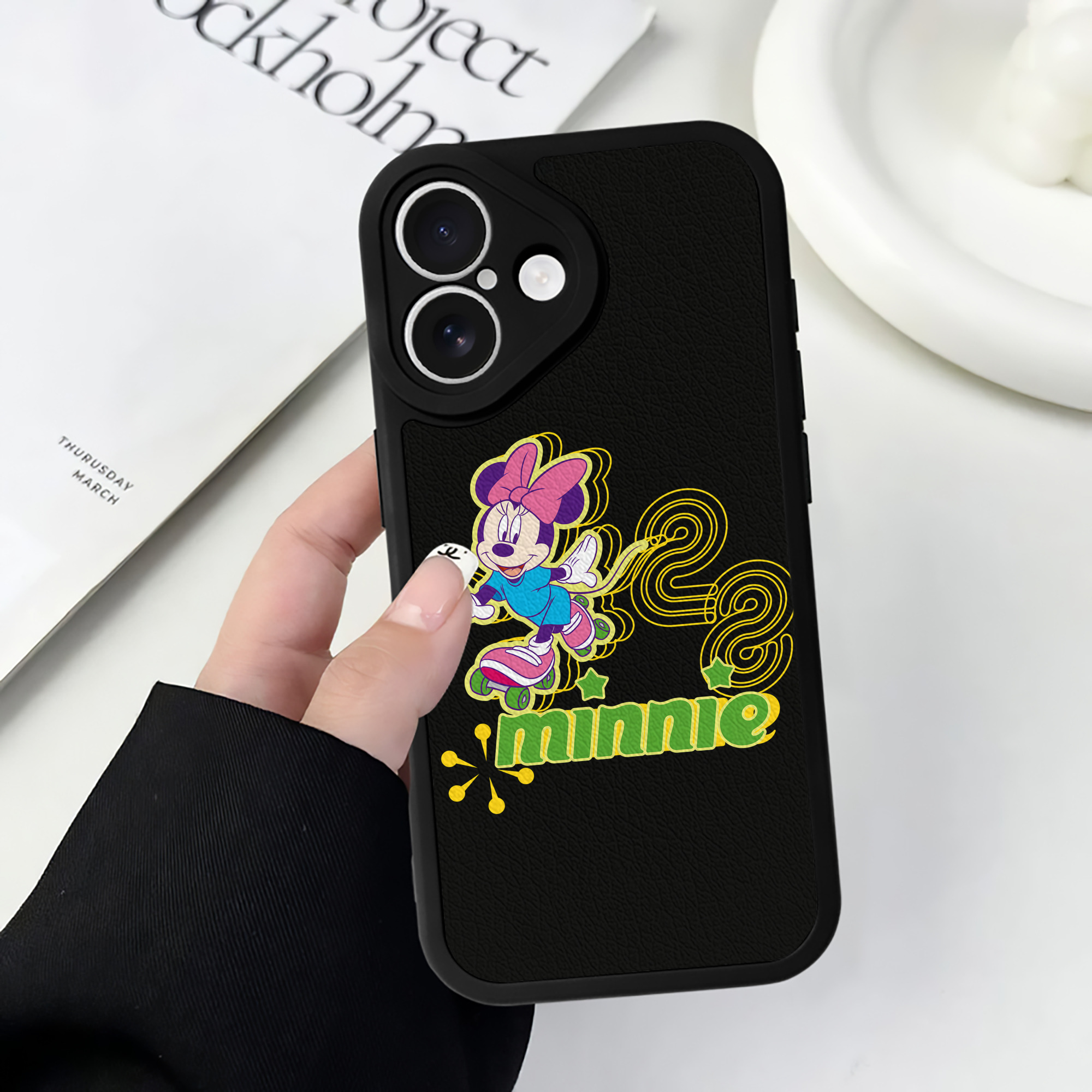 （画像用） ミッキーマウス Mickey Mouse 【iPhone 16シリーズ対応】シリコンスマホケース（レザー調） 材質：シリコン